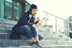 Portrait d'une femme élégante dans le chapeau et des lunettes de soleil avec le smartphone images stock Portrait d'une femme élégante dans le chapeau et des lunettes de soleil avec le smartphone images stock