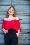 Portrait d'une fille blonde tr?s sensuelle Il utilise une chemise rouge qui dessine son corps photos libres de droits Portrait d'une fille blonde tr?s sensuelle Il utilise une chemise rouge qui dessine son corps photos libres de droits
