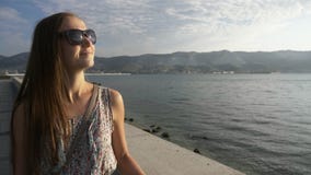 Portrait d'une jeune, attirante femme marchant au bord de mer de ville, tir de steadicam banque de vidéos Portrait d'une jeune, attirante femme marchant au bord de mer de ville, tir de steadicam banque de vidéos