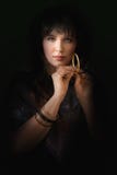 Portrait d'une jeune femme avec les bracelets d'or images libres de droits Portrait d'une jeune femme avec les bracelets d'or images libres de droits