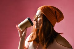 Portrait d'une jeune femme en café potable de tissu d'hiver photos stock Portrait d'une jeune femme en café potable de tissu d'hiver photos stock