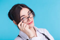 Portrait d'une jeune femme heureuse élégante magnifique d'étudiant avec des verres photographie stock Portrait d'une jeune femme heureuse élégante magnifique d'étudiant avec des verres photographie stock