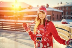 Portrait d'une jeune femme sur la patinoire, un sourire sur son visage, le soleil image stock Portrait d'une jeune femme sur la patinoire, un sourire sur son visage, le soleil image stock