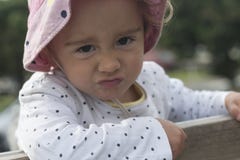 Portrait d'une petite fille fâchée Photo libre de droits Portrait d'une petite fille fâchée Photo libre de droits