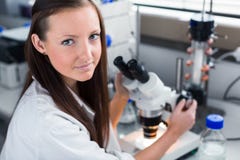 Portrait d'une recherche de mise en oeuvre de chercheur féminin dans un laboratoire de chimie Photo stock Portrait d'une recherche de mise en oeuvre de chercheur féminin dans un laboratoire de chimie Photo stock