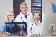 Portrait d'équipe de sourire de docteur avec le rayon X photos libres de droits Portrait d'équipe de sourire de docteur avec le rayon X photos libres de droits