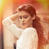 Portrait d'été de jeune femme dehors dans la chemise et les lunettes de soleil blanches de port de ville image libre de droits Portrait d'été de jeune femme dehors dans la chemise et les lunettes de soleil blanches de port de ville image libre de droits