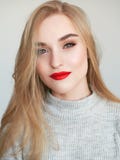 Portrait de beaut? de lumi?re naturelle de plan rapproch? de mod?le blond de femme avec le maquillage lumineux satur? vibrant de photos libres de droits Portrait de beaut? de lumi?re naturelle de plan rapproch? de mod?le blond de femme avec le maquillage lumineux satur? vibrant de photos libres de droits