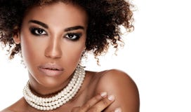 Portrait de beauté de femme élégante d'afro-américain image libre de droits Portrait de beauté de femme élégante d'afro-américain image libre de droits
