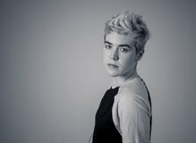Portrait de beauté de la jeune pose belle de modèle d'homme d'adolescent de transsexuel heureuse images libres de droits Portrait de beauté de la jeune pose belle de modèle d'homme d'adolescent de transsexuel heureuse images libres de droits