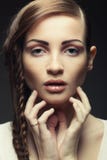 Portrait de belle jeune femme blonde avec les tresses créatives ha image stock Portrait de belle jeune femme blonde avec les tresses créatives ha image stock