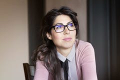 Portrait de belle jeune femme de sourire avec les lunettes modernes photos stock Portrait de belle jeune femme de sourire avec les lunettes modernes photos stock