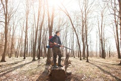 Portrait de chasseur de yang avec un sac ? dos et une arme ? feu sur la for?t photographie stock Portrait de chasseur de yang avec un sac ? dos et une arme ? feu sur la for?t photographie stock