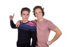 Portrait de deux jeunes hommes heureux dirigeant des doigts d'isolement au-dessus du fond blanc images stock Portrait de deux jeunes hommes heureux dirigeant des doigts d'isolement au-dessus du fond blanc images stock