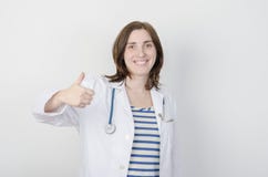 Portrait de docteur de jeune femme avec le pouce Images libres de droits Portrait de docteur de jeune femme avec le pouce Images libres de droits