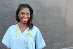 Portrait de docteur féminin Standing Outside Hospital avec l'espace de copie photos libres de droits Portrait de docteur féminin Standing Outside Hospital avec l'espace de copie photos libres de droits