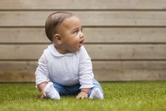 Portrait de du bébé six mois s'asseyant sur l'herbe sur a images stock Portrait de du bébé six mois s'asseyant sur l'herbe sur a images stock