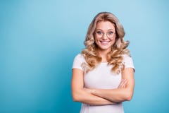 Portrait de elle elle gentille belle dame aux cheveux ondulés optimiste gaie gaie attirante séduisante portant t blanc occasionne photographie stock libre de droits Portrait de elle elle gentille belle dame aux cheveux ondulés optimiste gaie gaie attirante séduisante portant t blanc occasionne photographie stock libre de droits