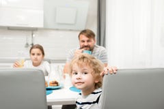 Portrait de famille dans la cuisine moderne photos libres de droits Portrait de famille dans la cuisine moderne photos libres de droits
