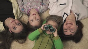Portrait de famille des soeurs plus âgées gaies et les plus jeunes le garçon et fille se trouvant sur le tapis dans la chambre Pe banque de vidéos Portrait de famille des soeurs plus âgées gaies et les plus jeunes le garçon et fille se trouvant sur le tapis dans la chambre Pe banque de vidéos