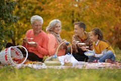 Portrait de famille sur le pique-nique en automne image stock Portrait de famille sur le pique-nique en automne image stock