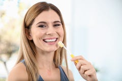 Portrait de femme avec la brosse à dents sur le fond brouillé, l'espace pour le texte photographie stock Portrait de femme avec la brosse à dents sur le fond brouillé, l'espace pour le texte photographie stock