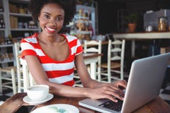 Portrait de femme de sourire travaillant sur l'ordinateur portable image libre de droits Portrait de femme de sourire travaillant sur l'ordinateur portable image libre de droits
