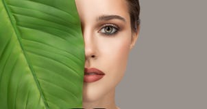 Portrait de femme et de feuille verte Beaut? organique image stock Portrait de femme et de feuille verte Beaut? organique image stock