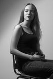 Portrait de femme fière, semblant regardant l'appareil-photo Photos stock Portrait de femme fière, semblant regardant l'appareil-photo Photos stock