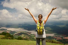 Portrait de femme heureuse de voyageur avec le sac à dos se tenant sur le dessus o photographie stock Portrait de femme heureuse de voyageur avec le sac à dos se tenant sur le dessus o photographie stock