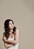 portrait de femme de tremblement, sur le beige Concept du froid et du froid photo libre de droits portrait de femme de tremblement, sur le beige Concept du froid et du froid photo libre de droits