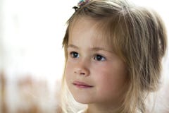 Portrait de fille d'enfant peu assez en bas âge avec les yeux gris et d'agrafe dans les cheveux blonds fins dispersés regardant r photo stock Portrait de fille d'enfant peu assez en bas âge avec les yeux gris et d'agrafe dans les cheveux blonds fins dispersés regardant r photo stock