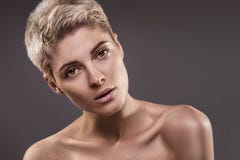 Portrait de fille naturelle blonde dans le studio images libres de droits Portrait de fille naturelle blonde dans le studio images libres de droits