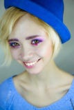 Portrait de jeune belle fille avec le maquillage rose images stock Portrait de jeune belle fille avec le maquillage rose images stock