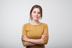 Portrait de jeune femme caucasienne dans le mur gris proche en passant debout jaune de chemise photographie stock libre de droits Portrait de jeune femme caucasienne dans le mur gris proche en passant debout jaune de chemise photographie stock libre de droits