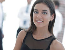 Portrait de jeune femme d'affaires sur le fond brouillé Photo stock Portrait de jeune femme d'affaires sur le fond brouillé Photo stock