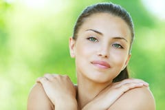 Portrait de jeune femme de sourire photographie stock libre de droits Portrait de jeune femme de sourire photographie stock libre de droits
