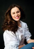 Portrait de jeune femme de sourire avec de longs cheveux en jeans et petit morceau photo libre de droits Portrait de jeune femme de sourire avec de longs cheveux en jeans et petit morceau photo libre de droits