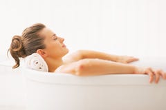 Portrait de jeune femme détendant dans la baignoire