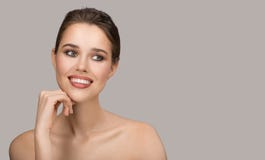 Portrait de jeune femme Peau propre parfaite et beau sourire photos libres de droits Portrait de jeune femme Peau propre parfaite et beau sourire photos libres de droits