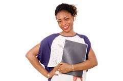 Portrait de jeune femme de sourire se tenant sur le fond blanc photos libres de droits Portrait de jeune femme de sourire se tenant sur le fond blanc photos libres de droits