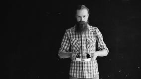 Portrait de jeune homme barbu avec des écouteurs regardant dans l'appareil-photo images stock Portrait de jeune homme barbu avec des écouteurs regardant dans l'appareil-photo images stock