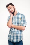 Portrait de jeune homme beau fatigué somnolent avec la position de barbe Photos libres de droits Portrait de jeune homme beau fatigué somnolent avec la position de barbe Photos libres de droits