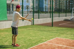 Portrait de jeune joueur de tennis masculin sur la cour un jour ensoleillé image stock Portrait de jeune joueur de tennis masculin sur la cour un jour ensoleillé image stock