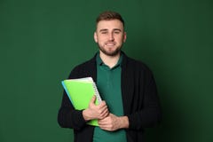 Portrait de jeune professeur avec des carnets photographie stock Portrait de jeune professeur avec des carnets photographie stock