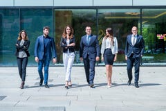 Portrait de jeunes affaires réussies Team Outside Office image libre de droits Portrait de jeunes affaires réussies Team Outside Office image libre de droits