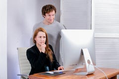Portrait de jeunes femme et homme réussis au bureau Ils regardent l'affichage dans la surprise Black Friday ou Cyber lundi parcou image libre de droits Portrait de jeunes femme et homme réussis au bureau Ils regardent l'affichage dans la surprise Black Friday ou Cyber lundi parcou image libre de droits