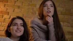 Portrait de jeunes filles caucasiennes s'asseyant ensemble et de film de observation avec le grand intérêt pour l'atmosphère à la banque de vidéos Portrait de jeunes filles caucasiennes s'asseyant ensemble et de film de observation avec le grand intérêt pour l'atmosphère à la banque de vidéos