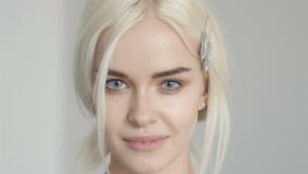 Portrait de la belle jeune femme blonde d'isolement sur le gris clips vidéos Portrait de la belle jeune femme blonde d'isolement sur le gris clips vidéos