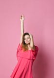 Portrait de la danse caucasienne de fille de brune contre le mur rose se réjouissant la bonne humeur photo stock Portrait de la danse caucasienne de fille de brune contre le mur rose se réjouissant la bonne humeur photo stock